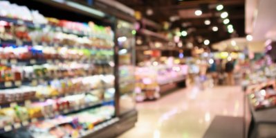 Regály s mléčnými a chlazenými výrobky v supermarketu