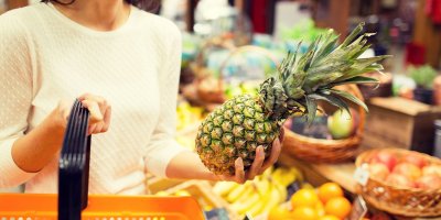 Na pultech supermarketů můžete v těchto dnech koupit za skvělou cenu vynikající čerstvé ananasy