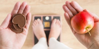 Pokud chcete zhubnout a novou váhu si udržet, zkoumejte složení potravin a tabulku energetického příjmu