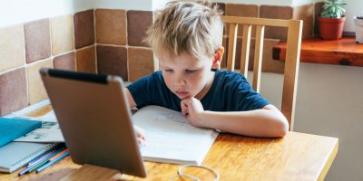 Déle než rok na distanční výuce: Jaký dopad má nejen na děti domácí učení?