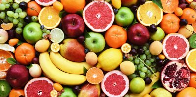 Různé druhy ovoce, banány, grep, citron jablka, pomeranče, hrozny, granátové jablko, mandarinky