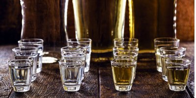 Alchymií vznikl, alchymii s ním můžete vyzkoušet u vás doma. Alkohol dokáže divy a je překvapivě všestranný.