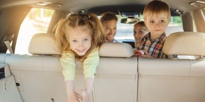Rodina s dětmi v autě