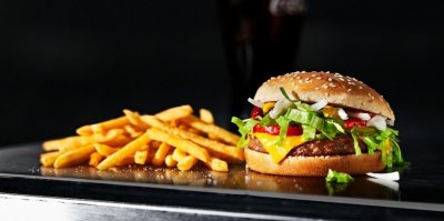 Bezmasý burger McPlant s hranolky