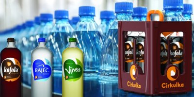 PET lahve s pramenitou vodou a box chystaných nápojů ve skle od značky Kofola