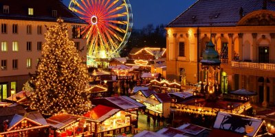 Vánoční trh se stánky po stranách a vánočním stromkem uprostřed
