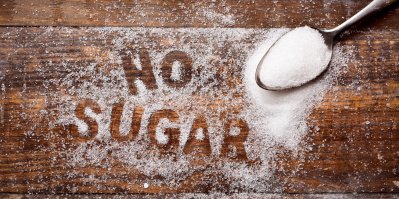 Nápis „no sugar“ napsaný ve vysypaném cukru