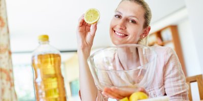 Žena drží mísu a rozkrojený citron
