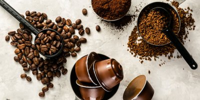 Kávové kapsle, kávová zrna, mletá káva a instantní káva