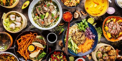 Talíře a misky s různými druhy asijských pokrmů