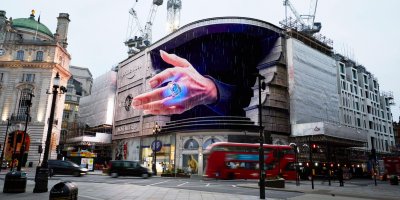 3D reklama na seriál Kolo času na Piccadilly Circus v Londýně