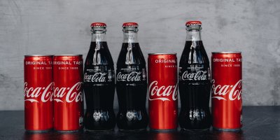 Sklenice a plechovky Coca-Coly