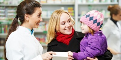 Žena s dítětem kupuje léky v lékárně