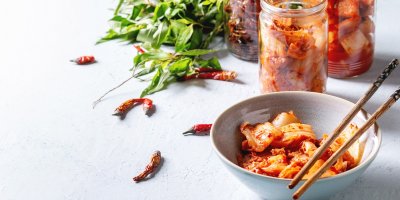 Kimchi v mističce a ve sklenicích, hůlky, chilli papričky