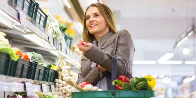Žena nakupuje zeleninu v supermarketu