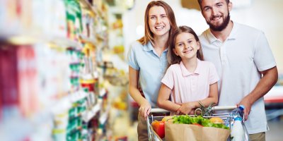 Otec, matka a dcera v supermarketu u nákupního vozíku