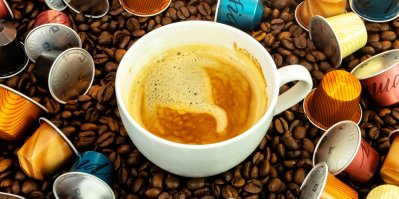 Šálek kávy a kolem kapsle Nespresso