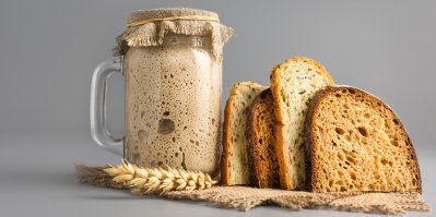 Různé druhy chleba a kvásek ve sklenici