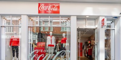Výloha a vchod do obchodu Coca-Cola
