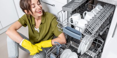 Žena sedí u myčky nádobí