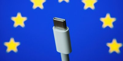 Konektor USB-C na popředí vlajky EU
