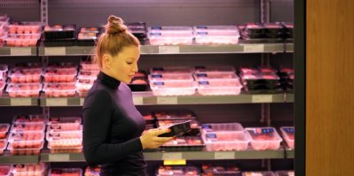 Žena vybírá v supermarketu maso 