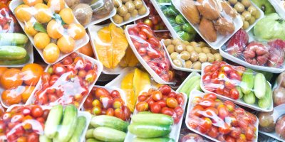 Rozličné ovoce a zelenina v plastových obalech