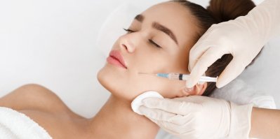 Žena si nechává píchnout botox do obličeje