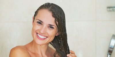 Chcete dlouhé, lesklé, silné a zdravé vlasy? Vyměňte šampon za žitnou mouku.