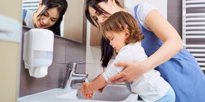 Nejzákladnější hygienické opatření před nákazou koronavirem je správné mytí rukou.