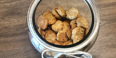 Upečte si rychlé ořechové sušenky. Zdravá svačinka i dekorace na stůl
