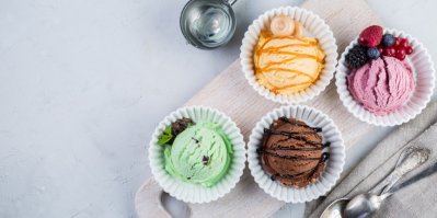 Různé druhy zmrzliny, stříbrné lžičky a naběračka