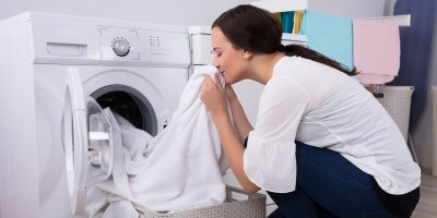 Aby prádlo svěže vonělo, je třeba pravidelně čistit pračku