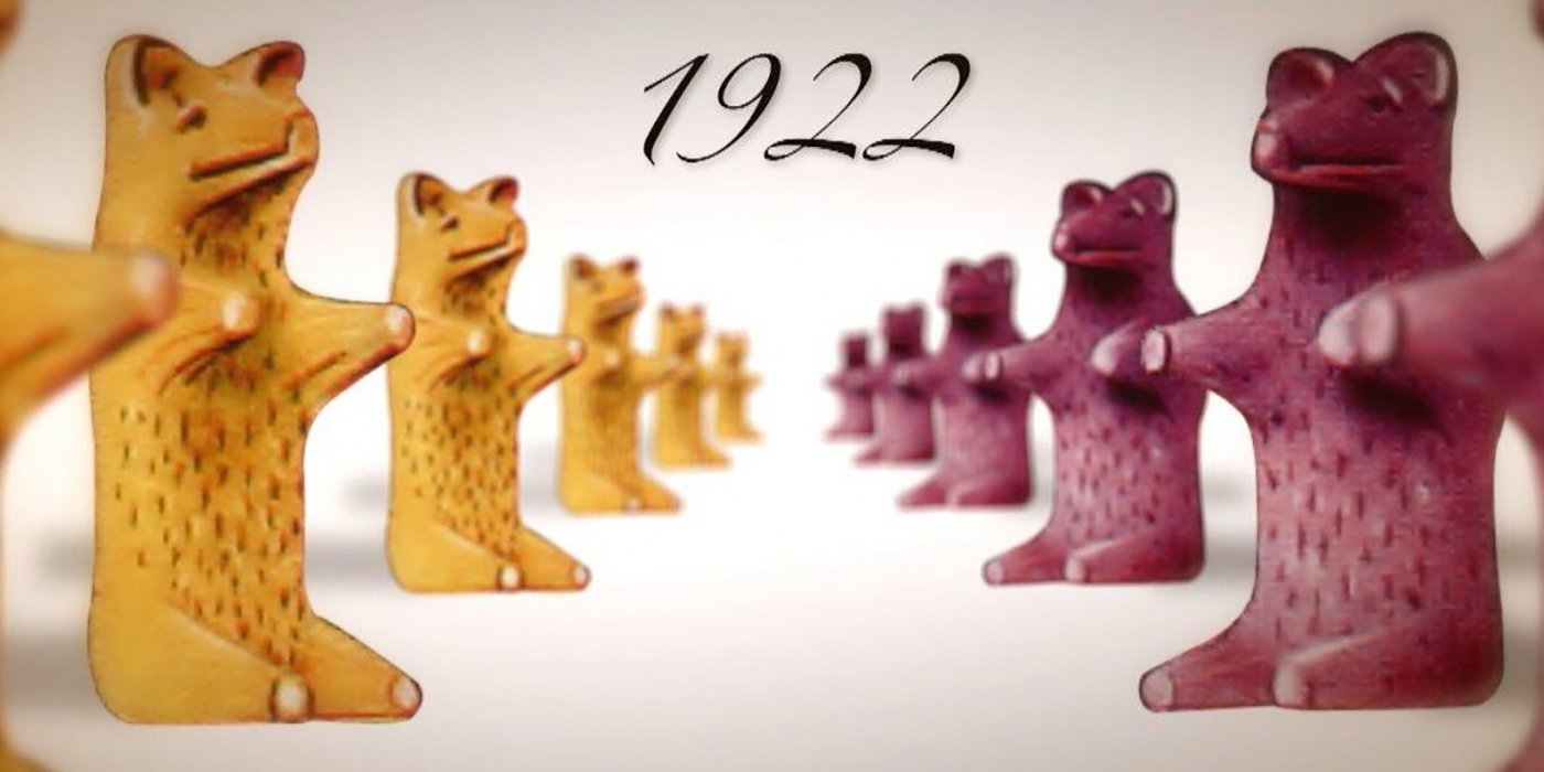 Žlutí a růžoví gumoví medvídci ve své původní podobě, nápis 1922